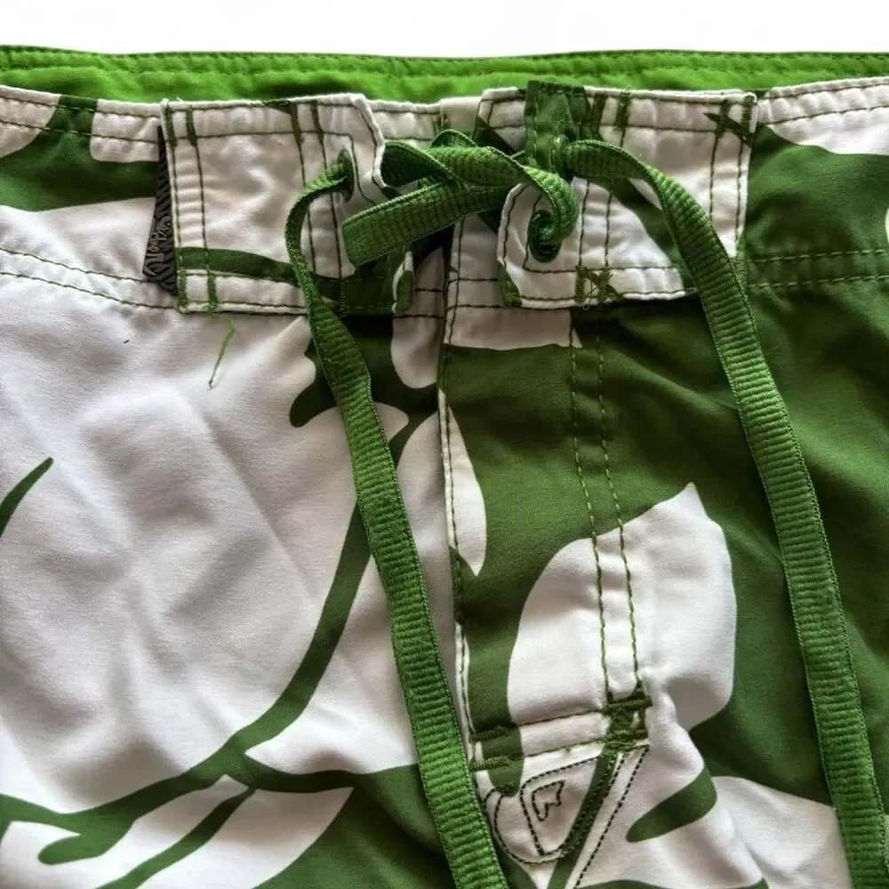 Y2K Quiksilver Green and White Tropical Leaf Board Shorts Size 40 Surf Swim VTG